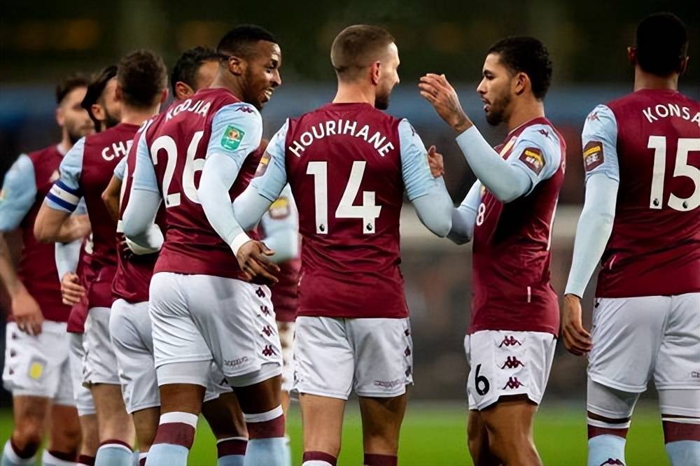 打满12分钟！怀特首节投篮10中5，得到12分2篮板2助攻