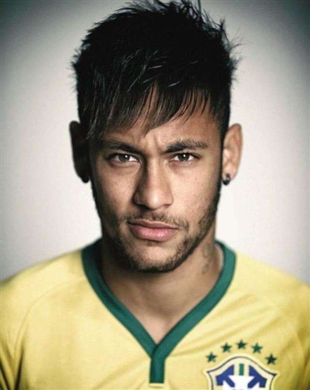 北京男篮在俱乐部杯首战惨败，内线劣势明显，外援表现疲软，青岛男篮以较大优势取胜。