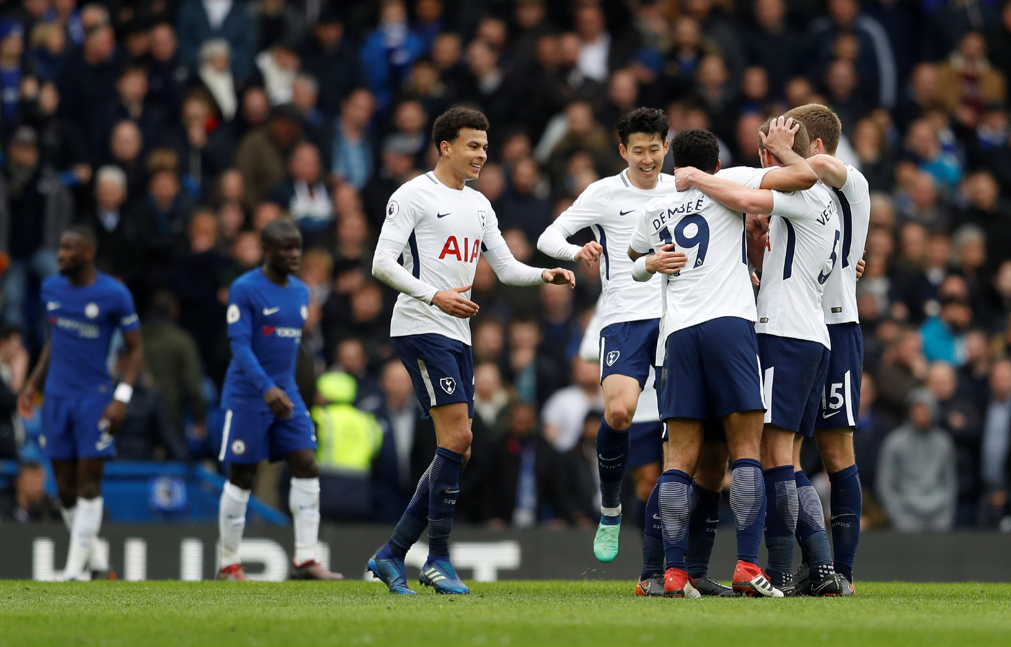 组图：CBA俱乐部杯广厦击败天津 塔克飞身暴扣