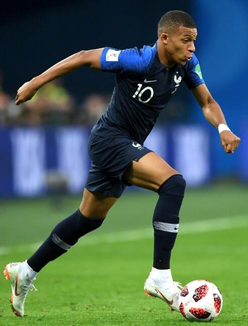 曼晚：曼联决定让莱昂先在青训梯队效力，以适应英格兰足球