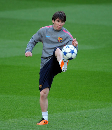 一家人整整齐齐！曼联官方晒25／26赛季合影：男女全队出镜（曼联发布25／26赛季全家福：男女一线队齐齐出镜）