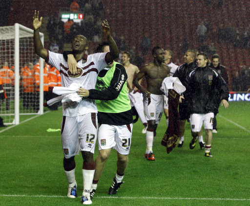 每体：杰拉德·马丁在左中卫上的表现，比其当左后卫时更亮眼